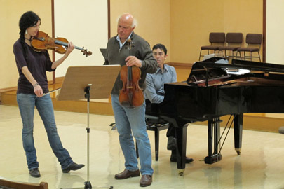 L’interprète d’alto et directeur, Wolfram Christ, dirige le III Laboratoire de Musique de l’Orchestre d’Euskadi