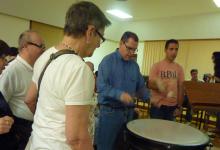 Varios miembros de FEVAS tocan el timbal