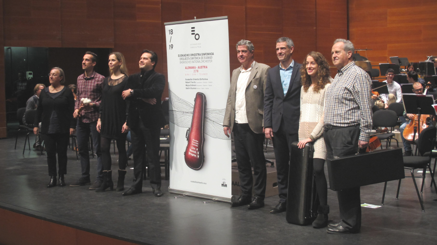 Ezker-eskuin: Elena Mtz. de Murguía (biola), Héctor Marqués (perkusioa), Mojca Erdmann (sopranoa), Robert Treviño (zuzendari titularra), Joxean Muñoz (kultura sailburuordea), Oriol Roch (zuzendari nagusia), Amaia Asurmendi (biolina), Tomás Ruti (fagota)