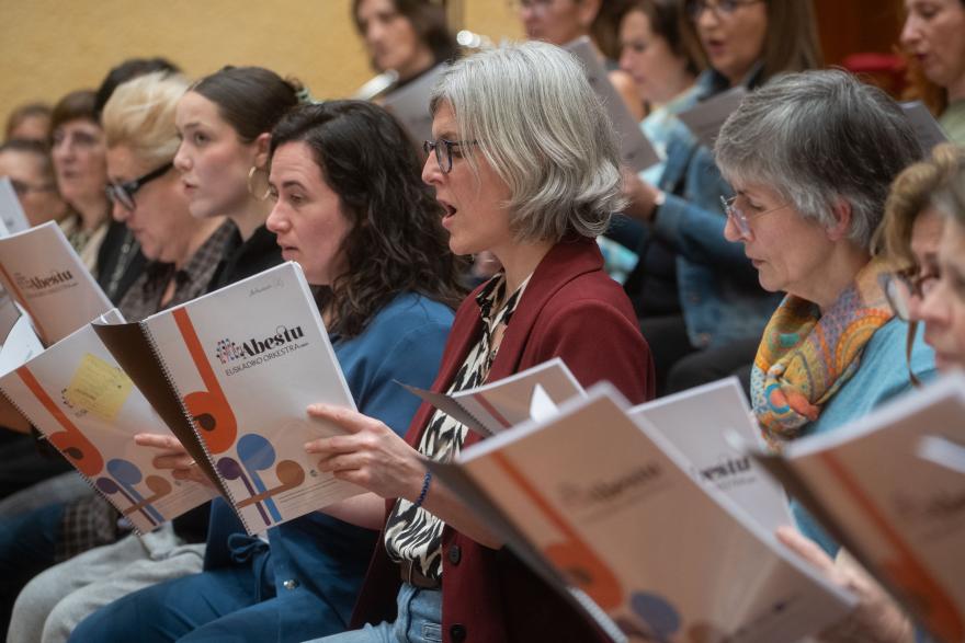 Ensayos de 'Abestu Euskadiko Orkestrarekin' en Miramon. Foto: Juantxo Egaña