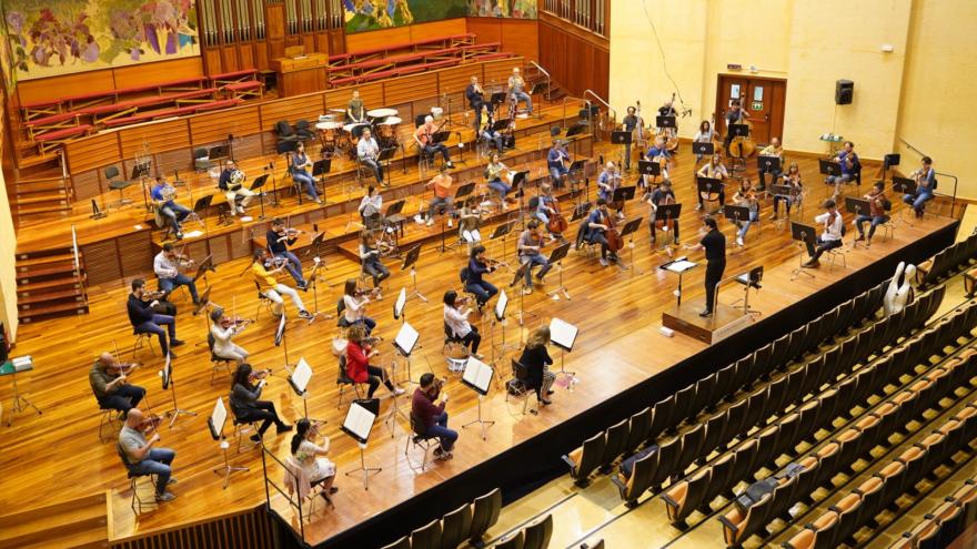 Euskadiko Orkestra se met en marche et se réunit sur scène pour offrir une mini-saison de 8 concerts