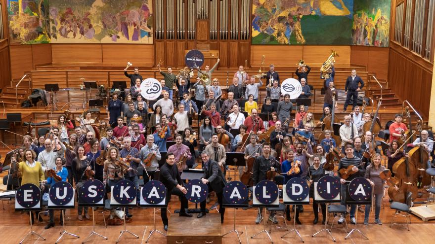 Euskadiko Orkestra Sinfonikoko kideak talde-argazki batean elkartu dira Euskaraldia ekimenaren alde Miramongo Auditoriumean