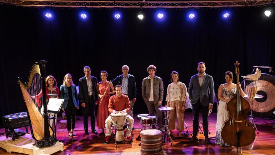 Ezker-eskuin: Francesca Di Nicola (harpa), Eider Mendoza (Gipuzkoako Batzar Nagusien presidentea), Oriol Roch (Euskadiko Orkestraren zuzendari nagusia), Hélène Billard-Alirol (flauta), Anthony Lafargue (perkusioa), Mikel Cañada (Euskadiko Orkestraren Hezkuntza Sailaren koordinatzailea), Jon Insausti (Donostiako Udalaren Kultura eta Hezkuntza zinegotzi ordezkaria), Ana Eguiazabal (aurkezlea), David García (El Diario Vasco), Enara Susano (kontrabaxua eta ahotsa).