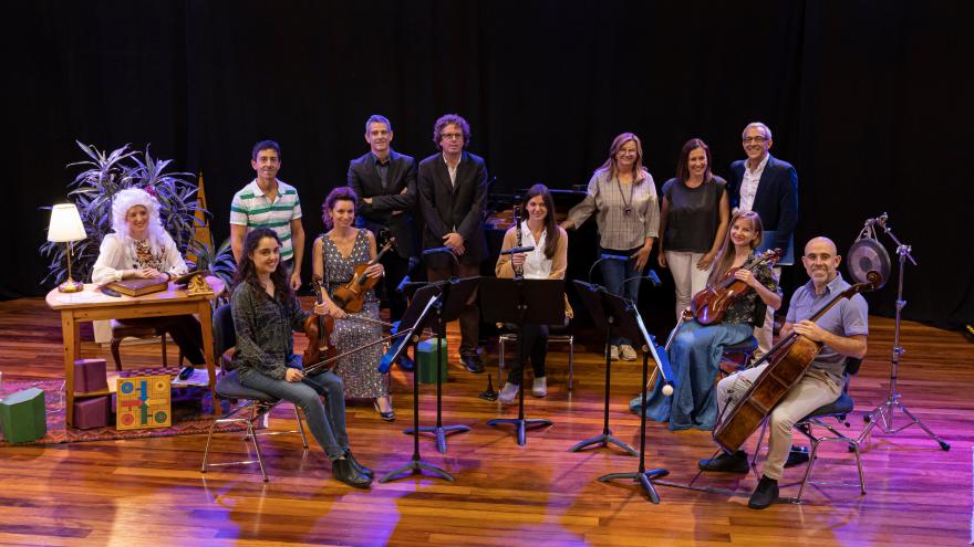 Músicas/os y representantes de la Orquesta Sinfónica de Euskadi; Xabier Ezeizabarrena, presidente de las Juntas Generales de Gipuzkoa; Duñike Agirrezabalaga, concejala delegada de Igualdad, Solidaridad y Derechos Civiles del Ayuntamiento de San Sebastián