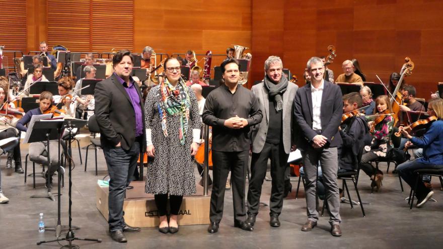 De izda. a dcha.: Corby Welch, tenor; Jennifer Johnston, mezzosoprano; Robert Treviño, director titular de la Orquesta de Euskadi; Joxean Muñoz, viceconsejero de Cultura, Juventud y Deporte del Gobierno Vasco; y Oriol Roch, director general de la Orquesta de Euskadi